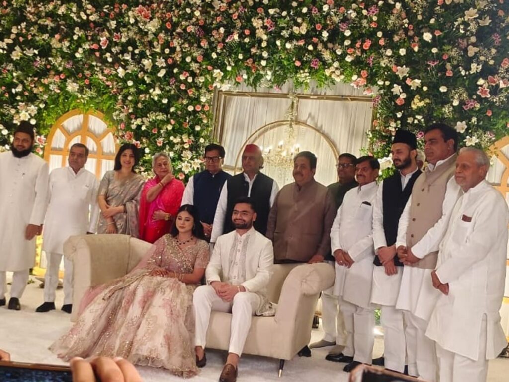 क्रिकेटर रिंकू सिंग की सांसद दुल्हनिया प्रिया सरोज ने खेला क्रिकेट,