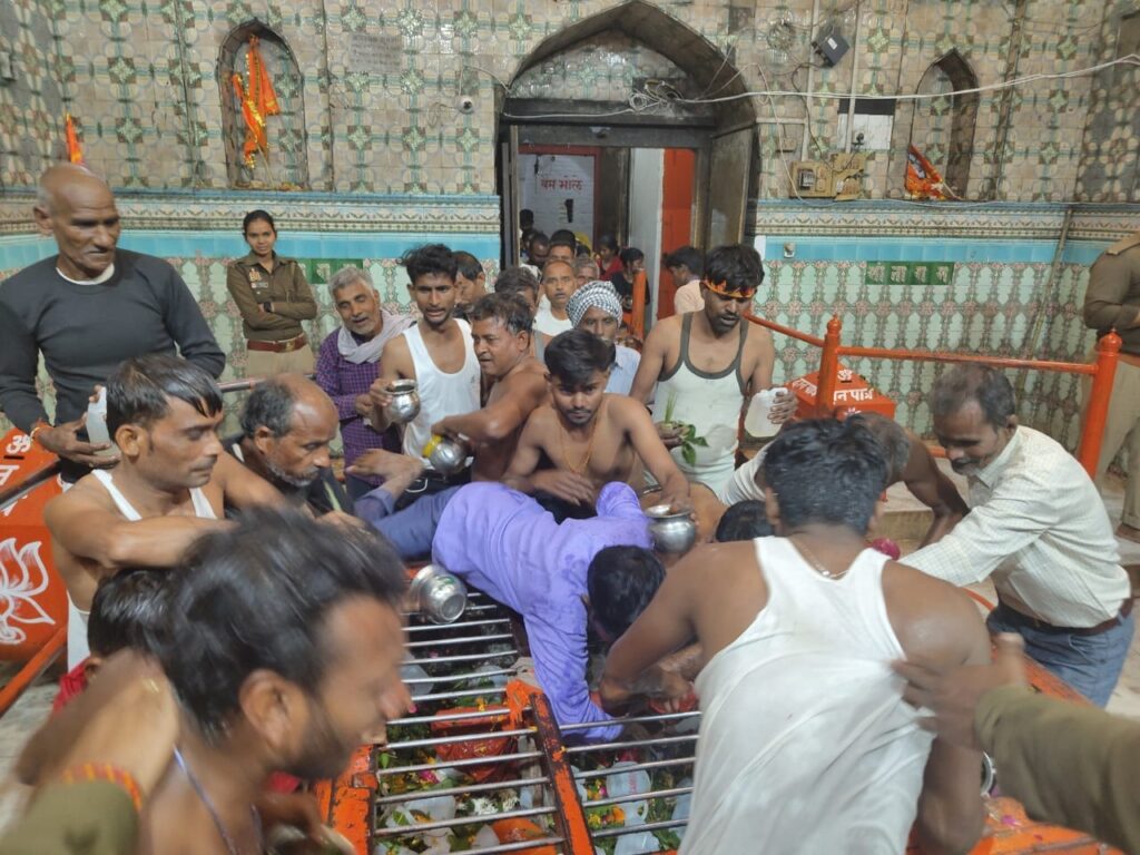 Barabanki Stampede: बंदरों के कूदने से टूटा तार करंट की चपेट में 40 लोग, बाराबंकी भगदड़ में 2 मौतें