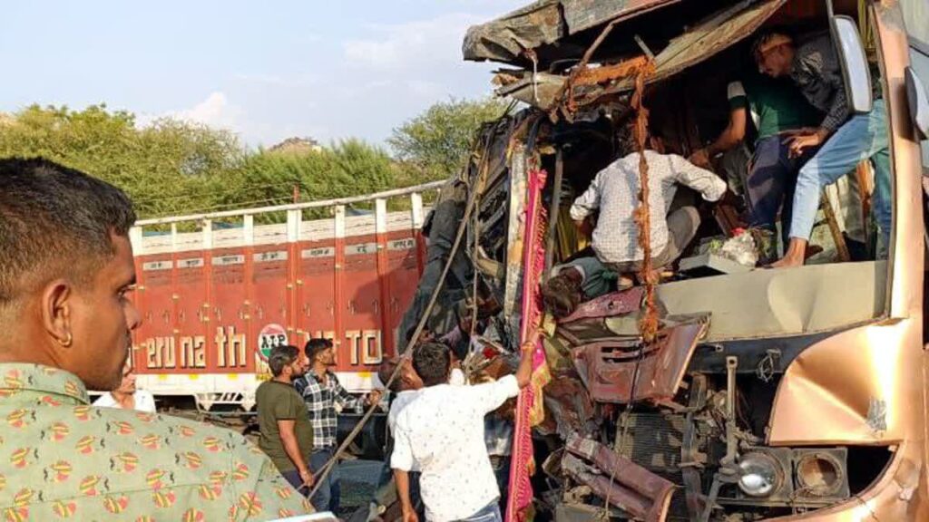 Jharkhand Bus Accident: Deoghar में Bus-Truck में भिड़ंत.18 कांवरियों की दर्दनाक मौत,