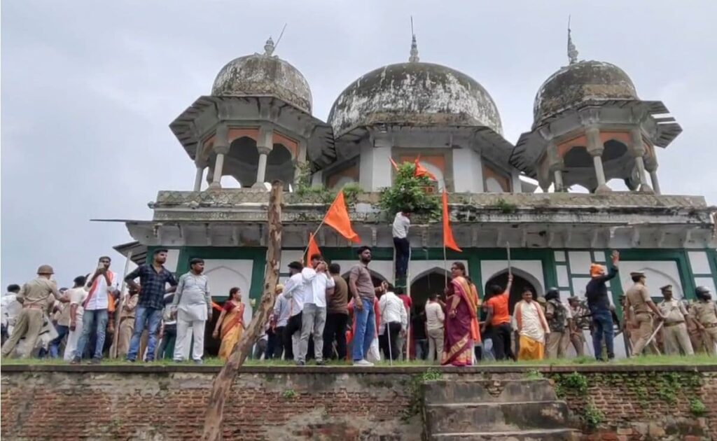 फतेहपुर मकबरा-मंदिर विवादःफतेहपुर के मकबरे में बने कमल और कलश की कहानी पता चल गई