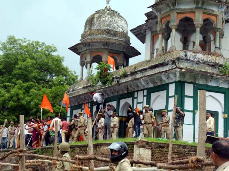 फतेहपुर मकबरा-मंदिर विवादःफतेहपुर के मकबरे में बने कमल और कलश की कहानी पता चल गई