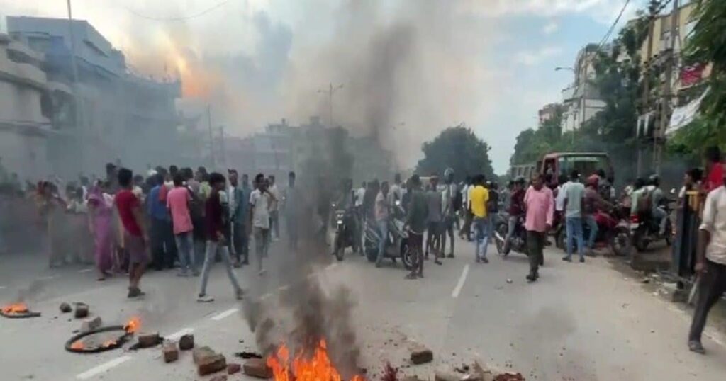 पटना में 2 बच्चों की मौत पर चले ईंट-पत्थर;गाड़ी फूंकी,इस मामले में पुलिस लीपापोती कर रही है।