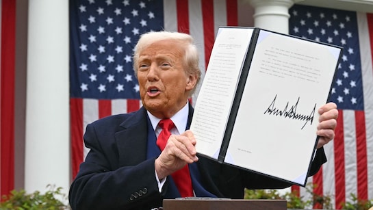 अमेरिकी के राष्ट्रपति डोनाल्ड ट्रंप दवा कंपनियों पर Trump 200% टैरिफ लगाने जा रहे. बिजनेस मैन की तरह हरकतों पर उतर आए हैं