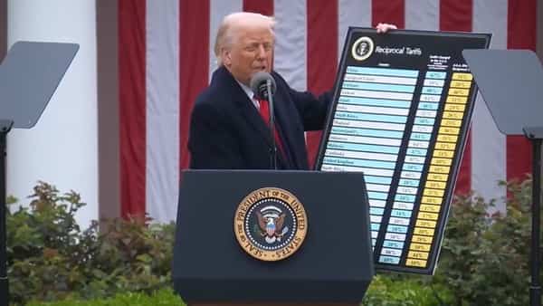 अमेरिकी के राष्ट्रपति डोनाल्ड ट्रंप दवा कंपनियों पर Trump 200% टैरिफ लगाने जा रहे. बिजनेस मैन की तरह हरकतों पर उतर आए हैं