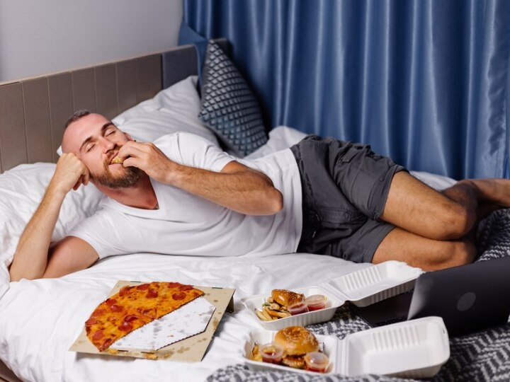 वास्तु शास्त्र के अनुसार,बिस्तर पर बैठकर भोजन करने से क्या होता है,जानिए शास्त्र क्या कहते है