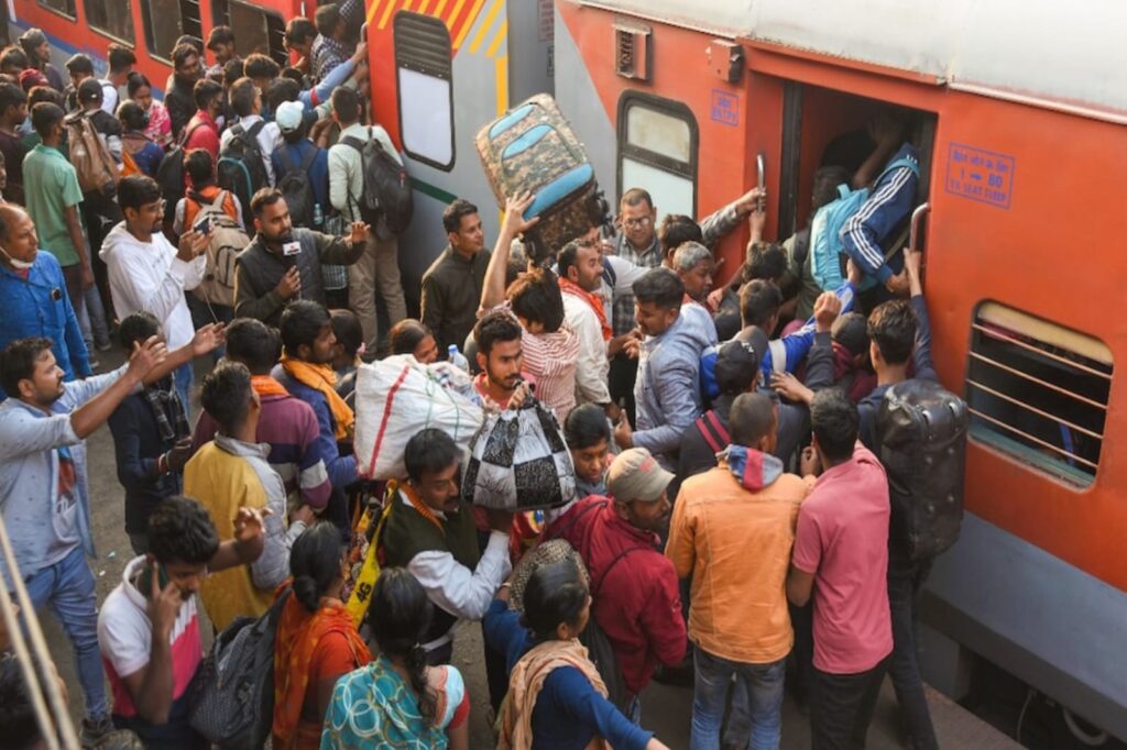 भारतीय रेलवे ने अब आपके किराए में मामूली बढ़ोतरी का ऐलान किया है।,हर किमी पर 1-2 पैसे ज्यादा लगेंगे,26 दिसंबर से लागू होगा।