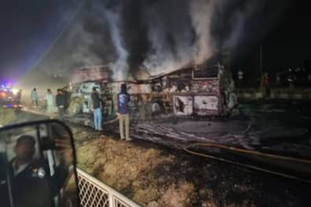 कर्नाटक के चित्रदुर्ग जिले,कर्नाटक में स्लीपर बस में आग, 10 जिंदा जले:30 से ज्यादा यात्री सवार थे;बड़ा सड़क हादसा हो गया।