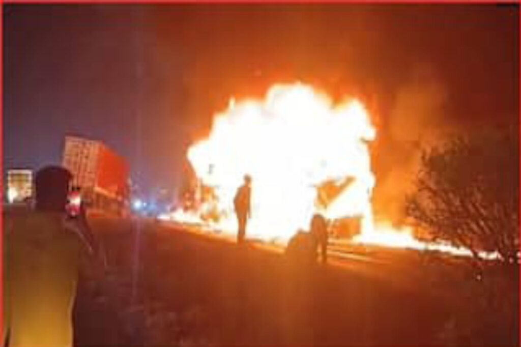 कर्नाटक के चित्रदुर्ग जिले,कर्नाटक में स्लीपर बस में आग, 10 जिंदा जले:30 से ज्यादा यात्री सवार थे;बड़ा सड़क हादसा हो गया।